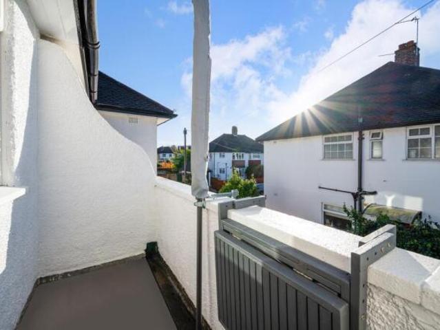 Flat for sale in Kingston Upon Thames, Greater London