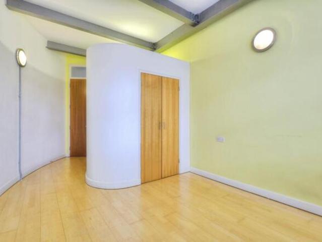 Flat for sale in Northampton, Northamptonshire