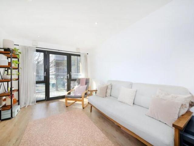 Flat for sale in London Borough of Wandsworth, Greater London