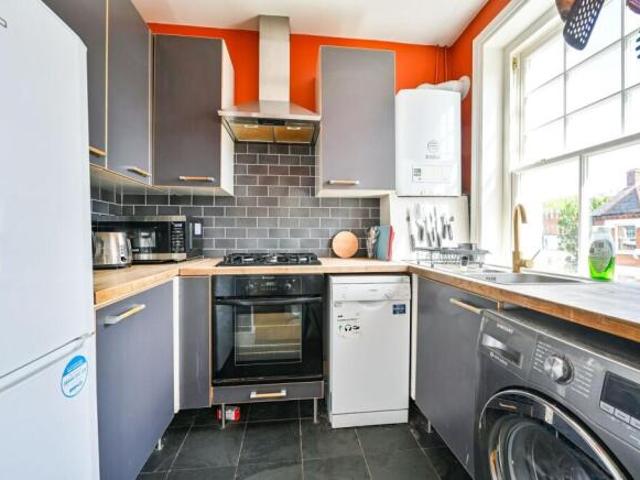Flat for sale in Stockwell Park, Greater London