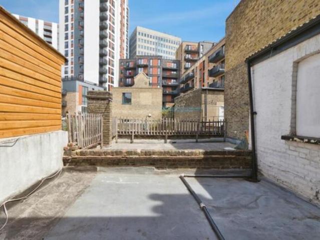 Flat for sale in Cat Hill, England