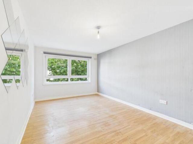 Flat for sale in Summerston, Scotland