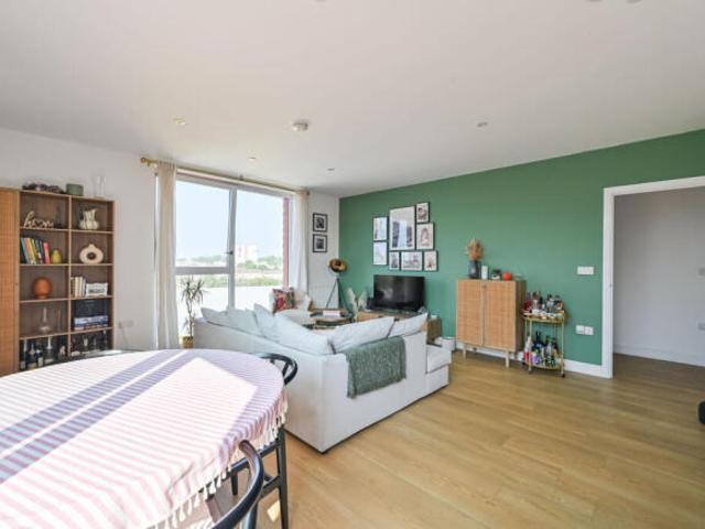 Flat for sale in Old Ford, Bow