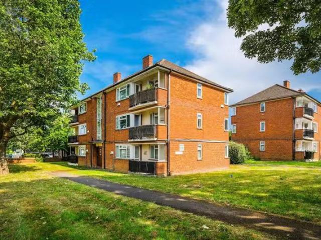 Apartment for sale in Chingford, Highams Park