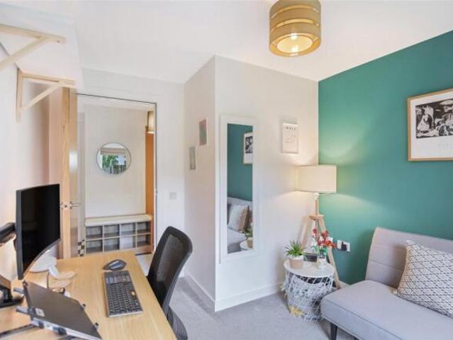 Flat for sale in Hutchesontown, Oatlands