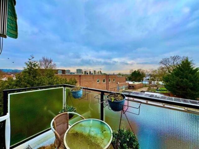 Flat for sale in Edgware, Greater London