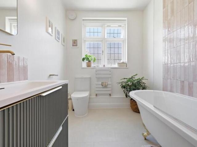 Flat for sale in Wanstead, Greater London