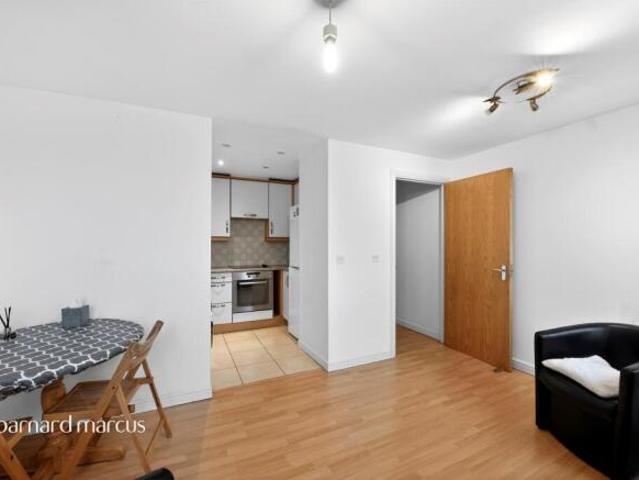 Flat for sale in London Borough of Hounslow, Feltham