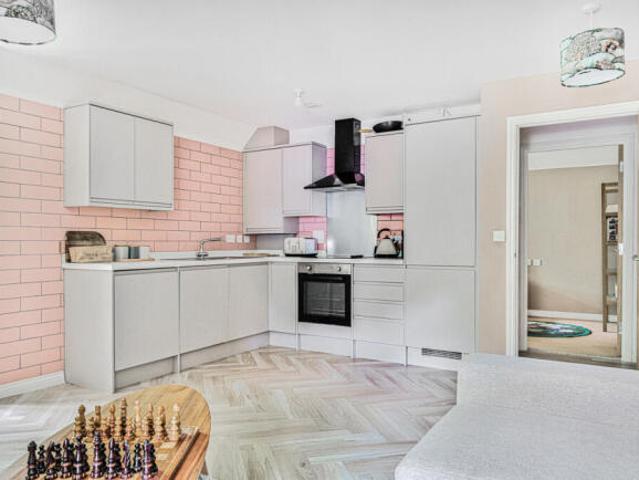 Flat for sale in Sleepers' Hill, Hampshire