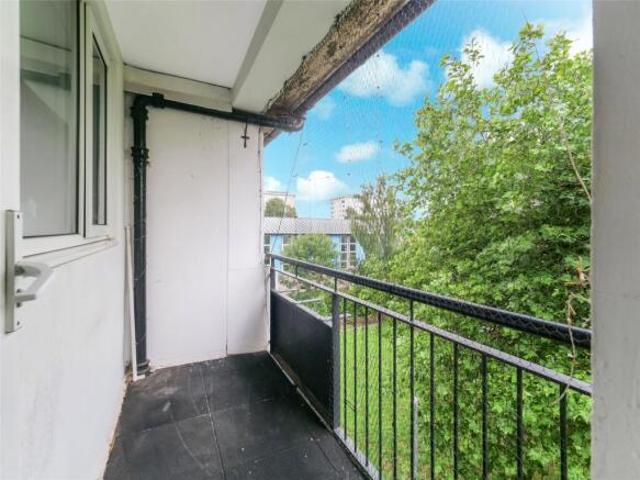 Flat for sale in Hillington, Scotland
