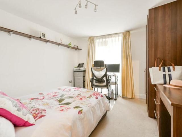 Flat for sale in Brentford, Greater London