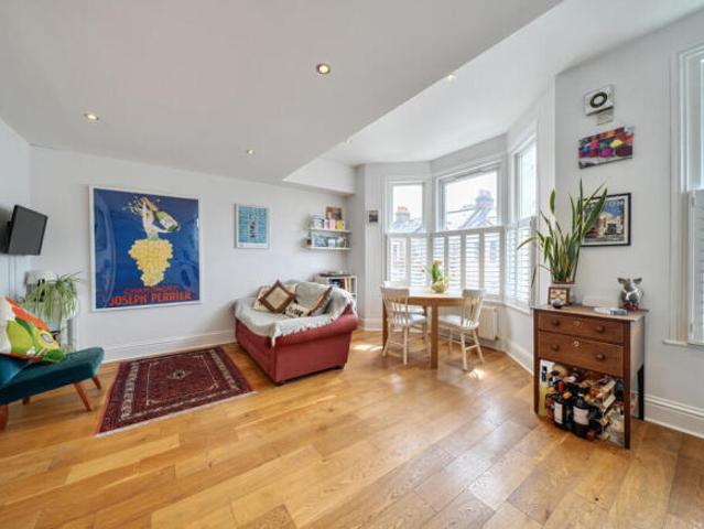 Flat for sale in Cat Hill, England