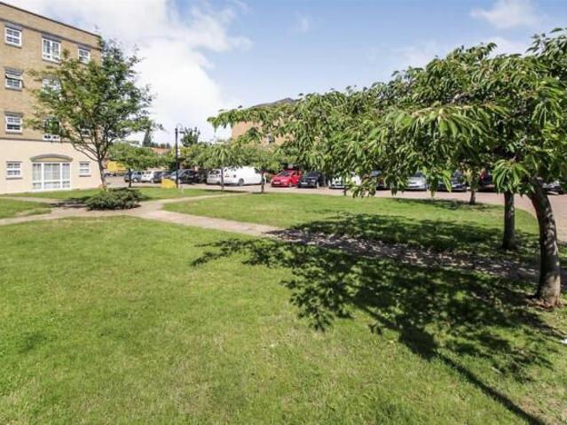 Flat for sale in Slough