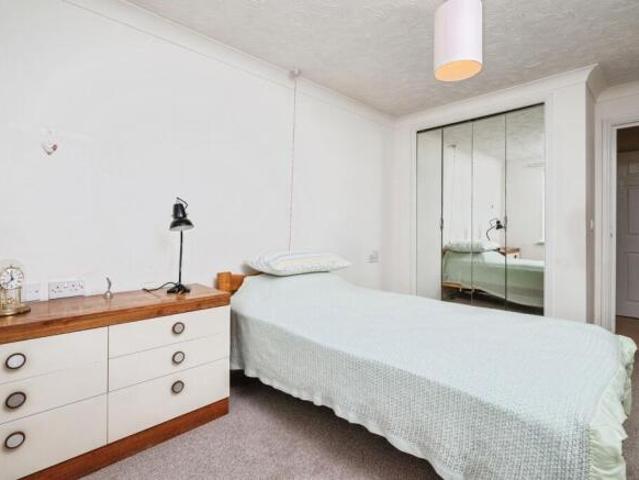 Flat for sale in Follaton, Strode