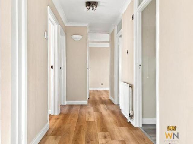 Flat for sale in Shenfield, Brentwood