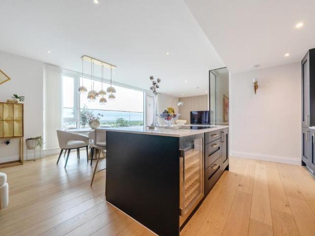 Flat for sale in Mill Hill, Greater London