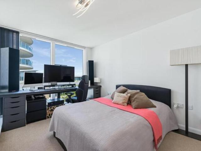Flat for sale in Brentford End, Greater London