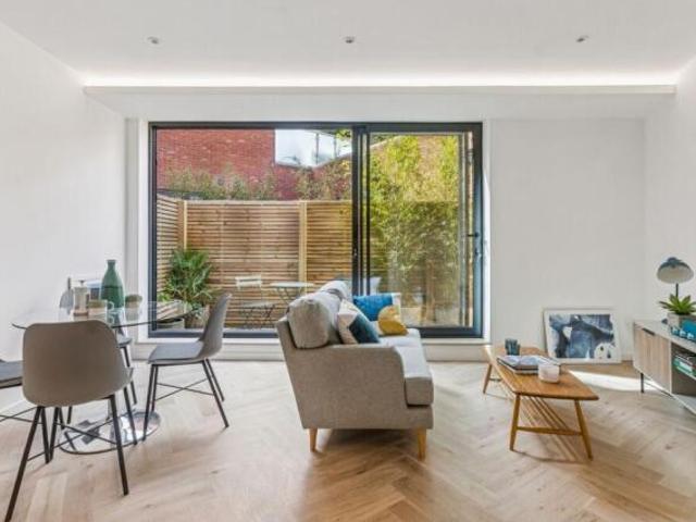 Flat for sale in Shepherd's Bush, Greater London