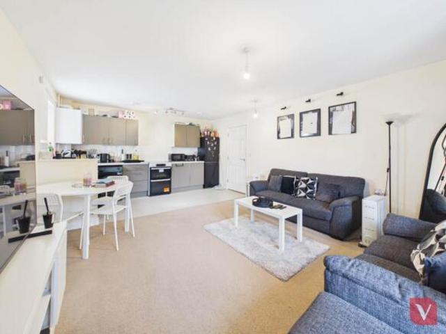 Flat for sale in Spring Park, Luton