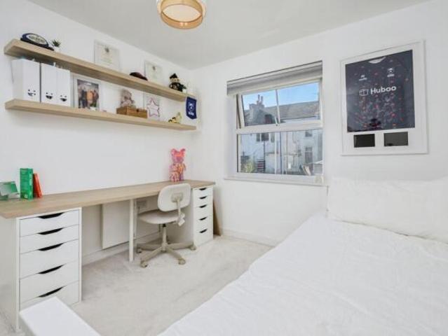 Flat for sale in Follaton, Strode
