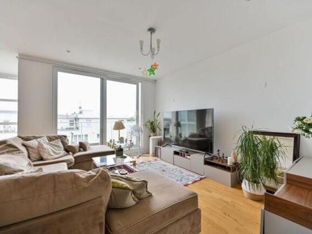 Flat for sale in Kew, Greater London
