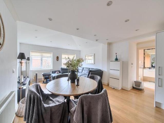 Flat for sale in Finchley, Greater London