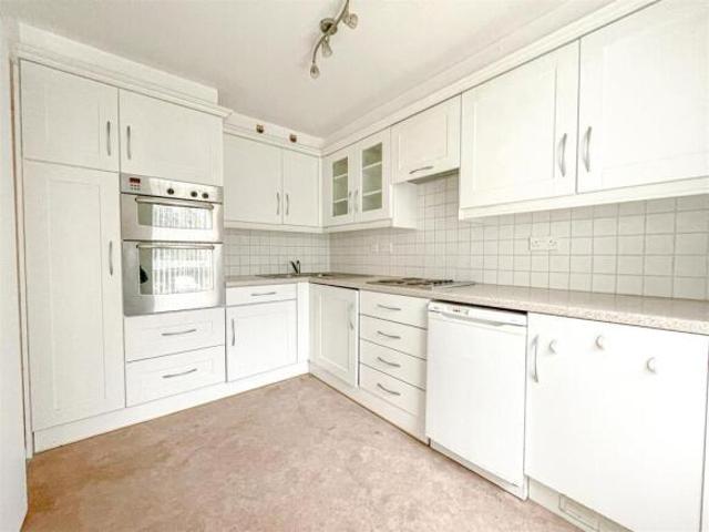 Flat for sale in Clarendon Park, Leicester