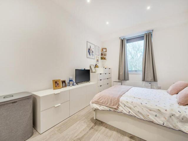 Flat for sale in Ladymead Retail Park, Guildford