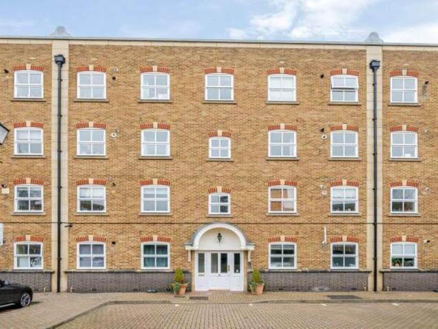 Flat for sale in Cat Hill, England