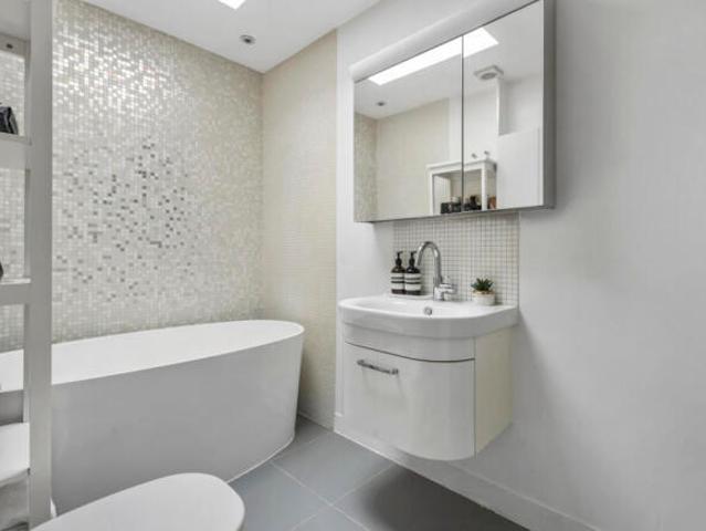 Flat for sale in Royal Borough of Kensington and Chelsea, Greater London