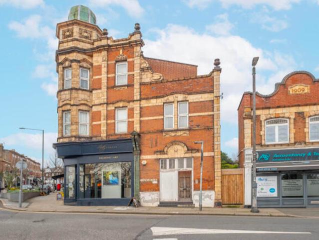 Flat for sale in Wimbledon, Greater London