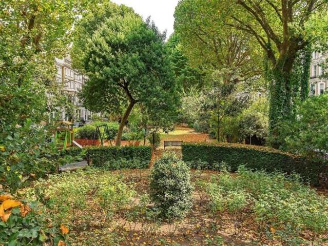 Flat for sale in Royal Borough of Kensington and Chelsea, Greater London