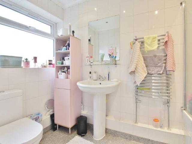 Flat for sale in London Borough of Hounslow, Cat Hill