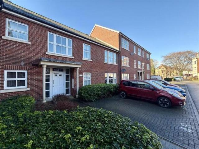 Flat for sale in Gloucester, Gloucestershire