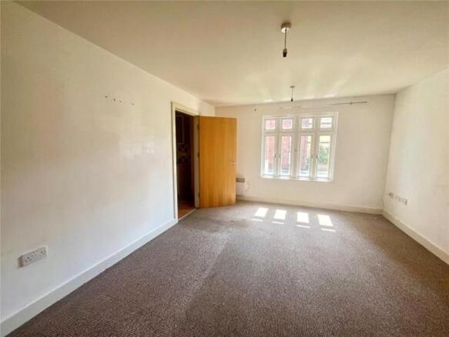Flat for sale in Gloucester, Gloucestershire