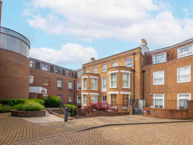 Flat for sale in Isleworth, Greater London