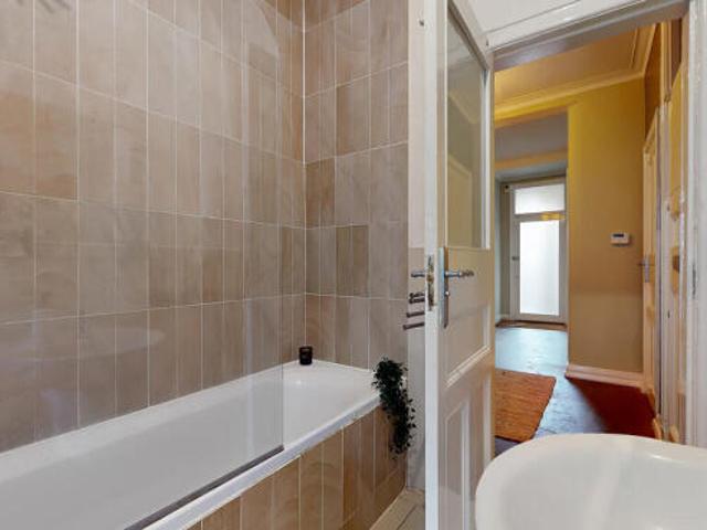 Flat for sale in Dumbarton, Scotland