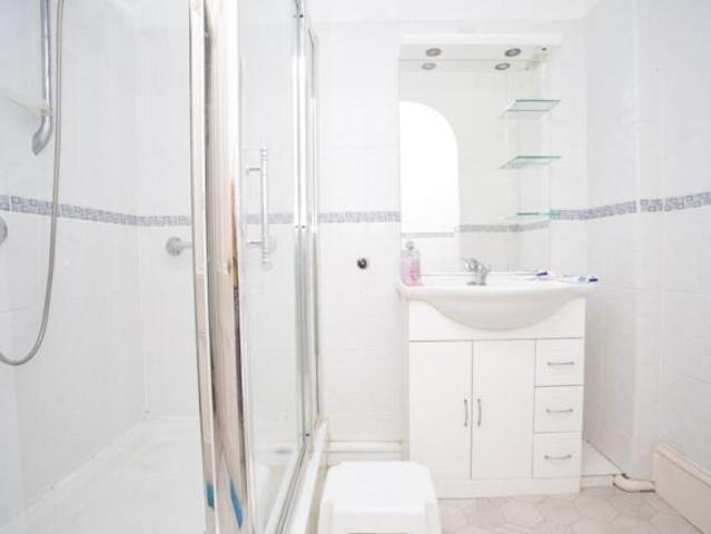 Flat for sale in Clarendon, Ash