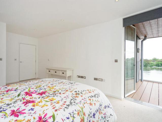 Flat for sale in Brentford End, Greater London