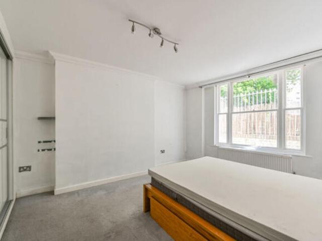 Flat for sale in Maida Hill, Greater London