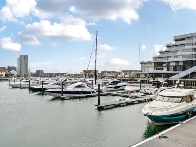 Flat for sale in Barton Stacey, Hampshire