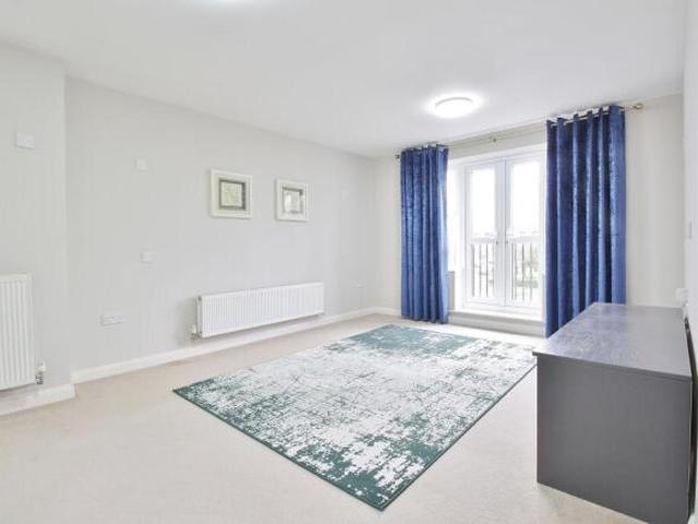 Flat for sale in Isleworth, Greater London