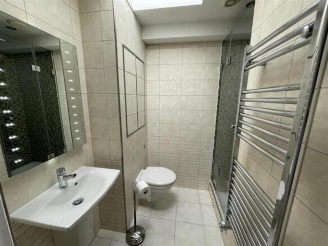 Flat for sale in South Lane, West Yorkshire