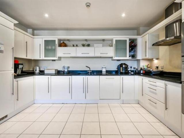 Flat for sale in Wimbledon, Greater London