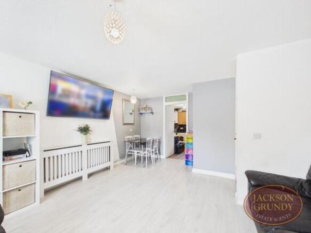 Flat for sale in South Lane, West Yorkshire
