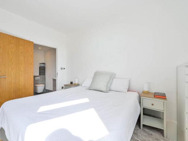 Flat for sale in London Borough of Merton, South Wimbledon