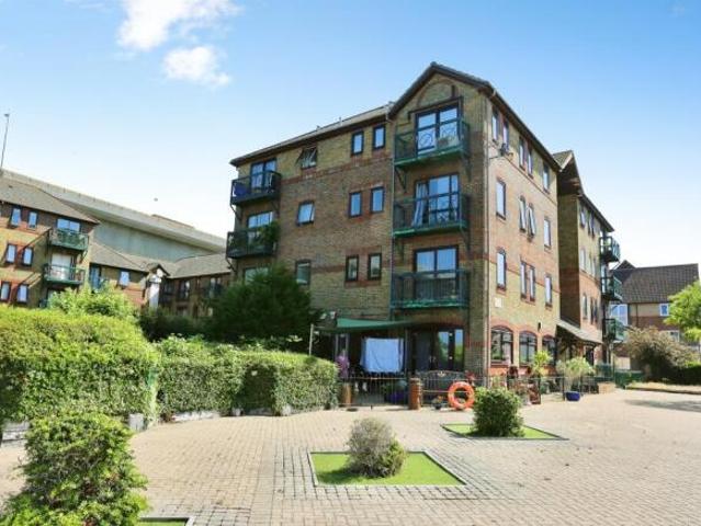 Flat for sale in Crosshouse, Southampton