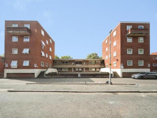 Flat for sale in Spring Park, Luton
