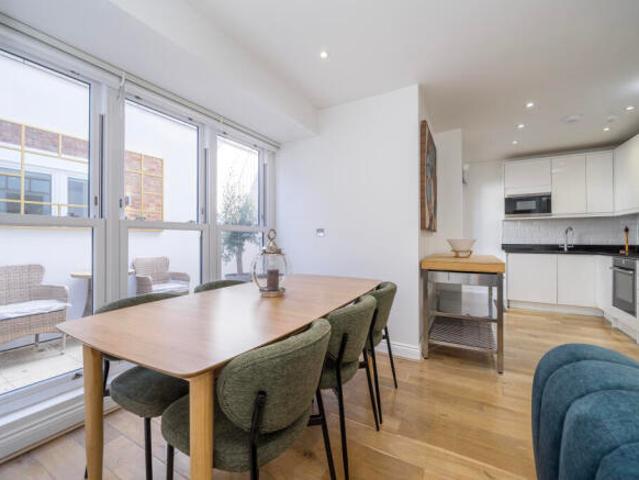 Flat for sale in Ealing, Greater London