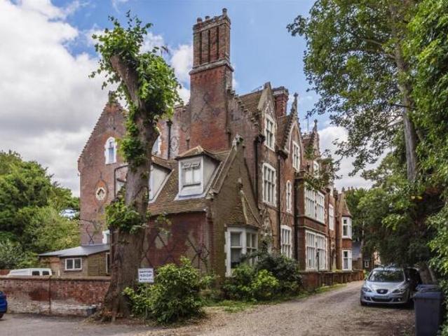 Flat for sale in The Bridge, Kent